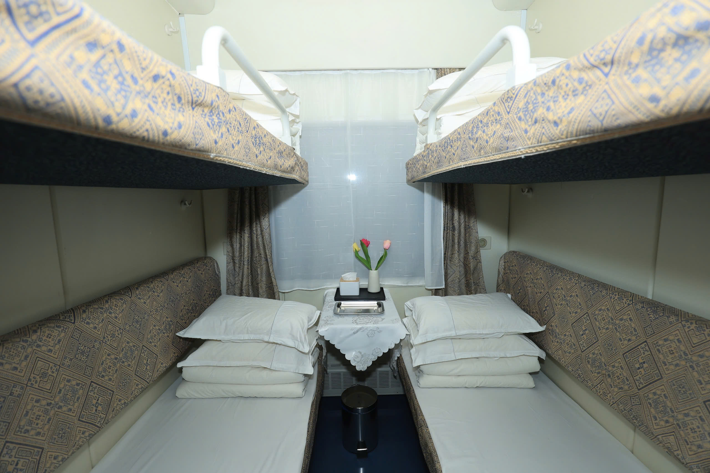 Không gian trên tàu liên vận Việt - Trung được đánh giá là hiện đại và tiện nghi, ngày càng đáp ứng được nhu cầu của khách du lịch bằng tàu hỏa.