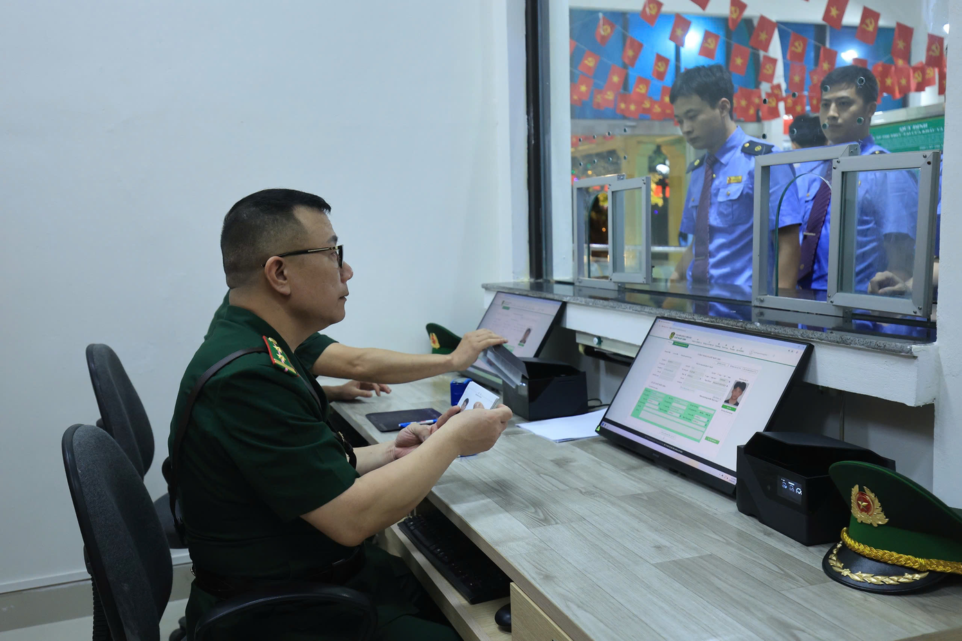 Ở chiều ngược lại, tàu MR2 xuất phát tại ga Nam Ninh lúc 18h05 và đến ga Gia Lâm lúc 5h30 ngày hôm sau. Hành khách sẽ làm thủ tục xuất nhập cảnh tại ga Đồng Đăng và Bằng Tường - Quảng Tây, Trung Quốc.