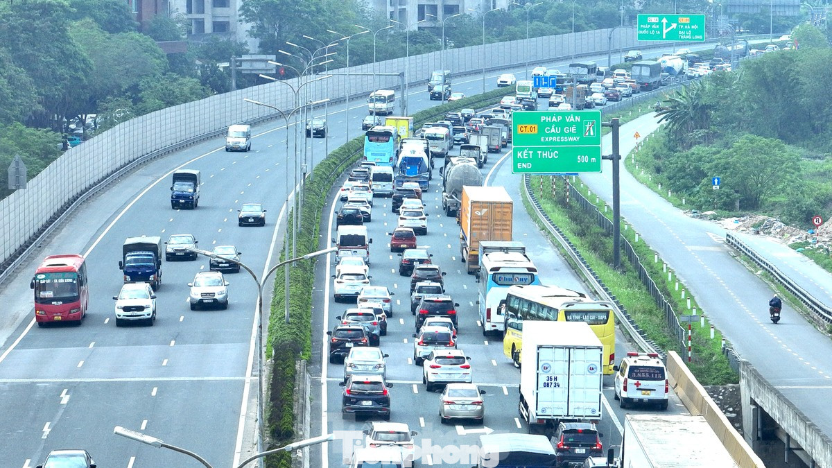 Mặc dù hôm nay mới là ngày thứ tư của kỳ nghỉ lễ 30/4 - 1/5 nhưng nhiều người dân đã trở lại Hà Nội, gây ùn tắc kéo dài. Ảnh: Thanh Hà.