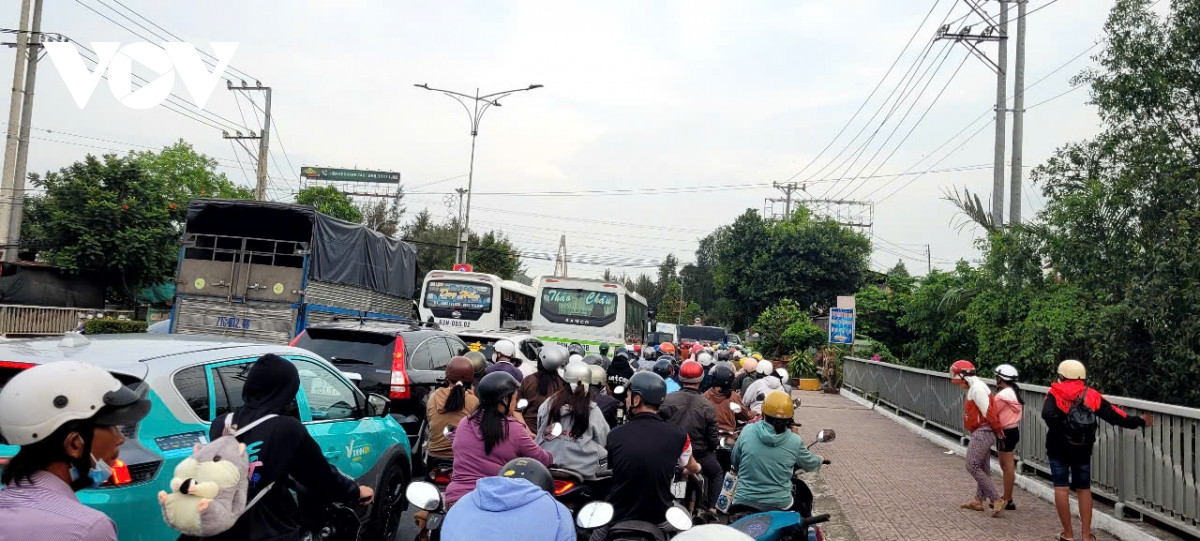 Lượng xe đổ về cửa ngõ Hà Nội và TPHCM tăng cao, có nơi 4 lần xả trạm thu phí ảnh 3