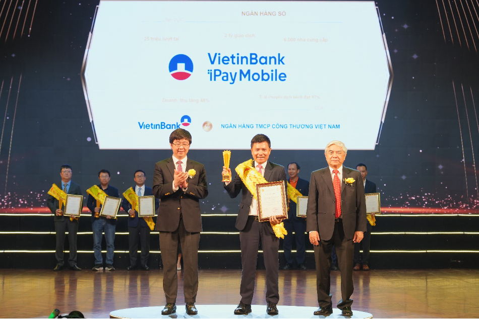 Ông Lê Anh Tuấn - Phó phụ trách Phòng Ngân hàng số, Khối Bán lẻ VietinBank nhận Giải thưởng Top 10 Sao Khuê 2025 cho Ứng dụng Ngân hàng số VietinBank iPay Mobile.