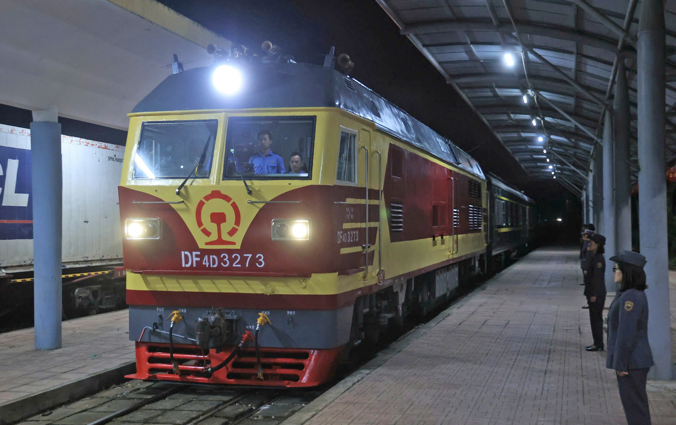 Tổng Công ty Đường sắt Việt Nam (VNR) cho biết, đêm 25/5 chuyến tàu liên vận quốc tế Việt Nam - Trung Quốc đầu tiên sau 5 năm tạm dừng đã tới ga Đồng Đăng, Lạng Sơn. Đến 5h hôm nay (26/5), chuyến tàu đã đến ga Gia Lâm, Hà Nội.