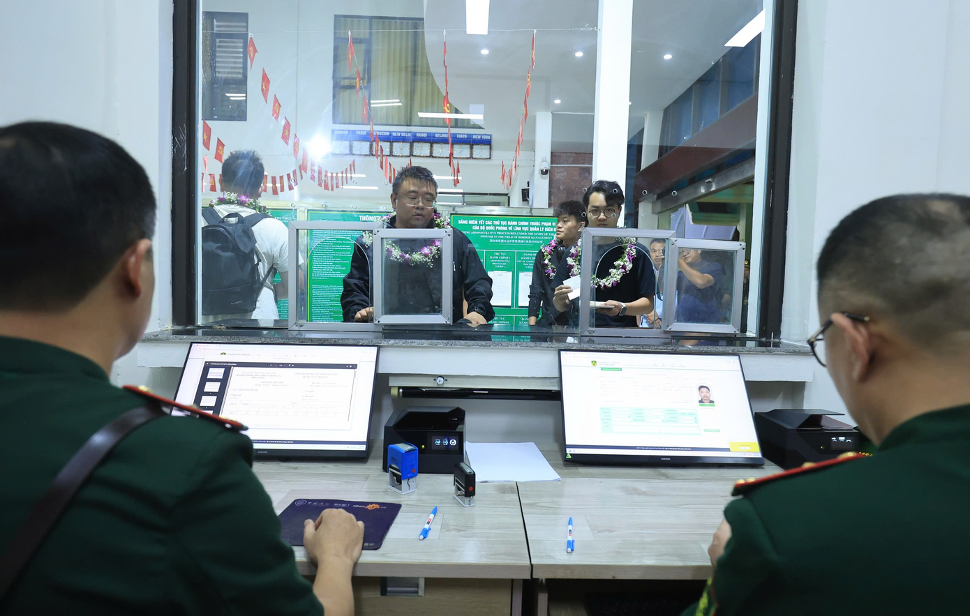 Thủ tục nhập cảnh đối với các hành khách trên tàu liên vận Việt - Trung diễn ra nhanh chóng, thuận lợi.