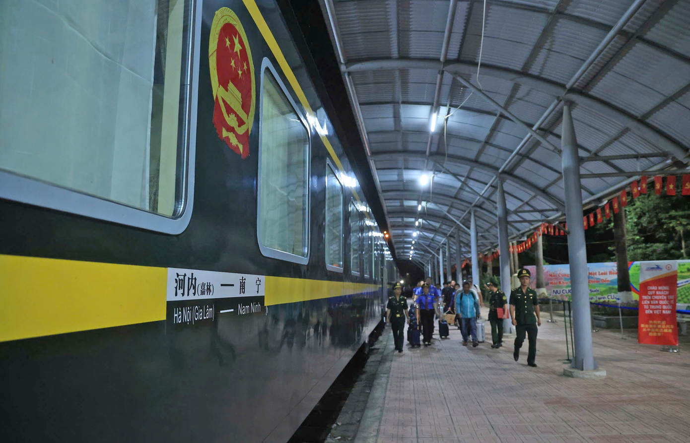 Sau chuyến tàu khách liên vận quốc tế Việt Nam - Trung Quốc đầu tiên này, hàng ngày sẽ có 2 đoàn tàu mang số hiệu MR1 và MR2, xuất phát từ ga Gia Lâm tới ga Nam Ninh - Trung Quốc và ngược lại. Tàu MR1 sẽ xuất phát tại ga Gia Lâm lúc 21h20 và đến ga Nam Ninh lúc 10h06 ngày hôm sau.