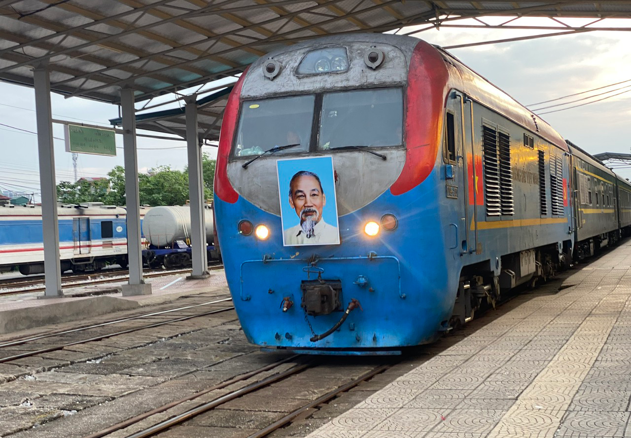 Tổng Công ty Đường sắt Việt Nam (VNR) cho biết, đêm 25/5 chuyến tàu liên vận quốc tế Việt Nam - Trung Quốc đầu tiên sau 5 năm tạm dừng đã tới ga Đồng Đăng, Lạng Sơn. Đến 5h hôm nay (26/5), chuyến tàu đã đến ga Gia Lâm, Hà Nội.