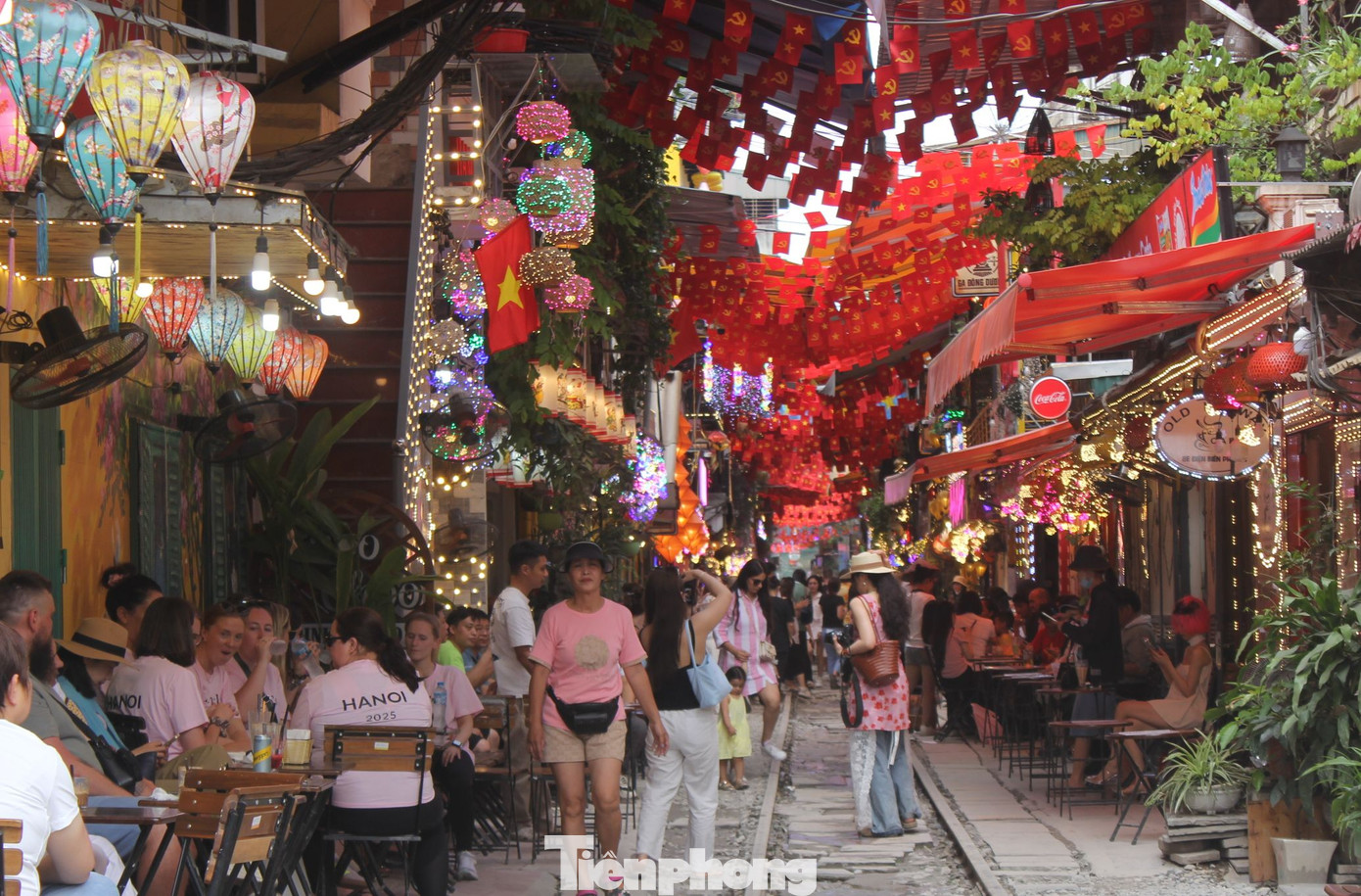 4 tháng đầu năm nay, khách quốc tế đến Việt Nam đạt gần 7,7 triệu lượt người, tăng gần 24% so với cùng kỳ năm ngoái. Ảnh: Lộc Liên. 4 tháng đầu năm nay, khách quốc tế đến Việt Nam đạt gần 7,7 triệu lượt người, tăng gần 24% so với cùng kỳ năm ngoái. Ảnh: Lộc Liên.