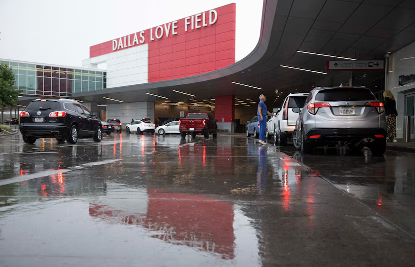 Nhu cầu về khách sạn và taxi ở gần sân bay Fort Worth và Love Field tăng đột biến vì hành khách bị hủy chuyến. Ảnh: Juan Figueroa. Nhu cầu về khách sạn và taxi ở gần sân bay Fort Worth và Love Field tăng đột biến vì hành khách bị hủy chuyến. Ảnh: Juan Figueroa.