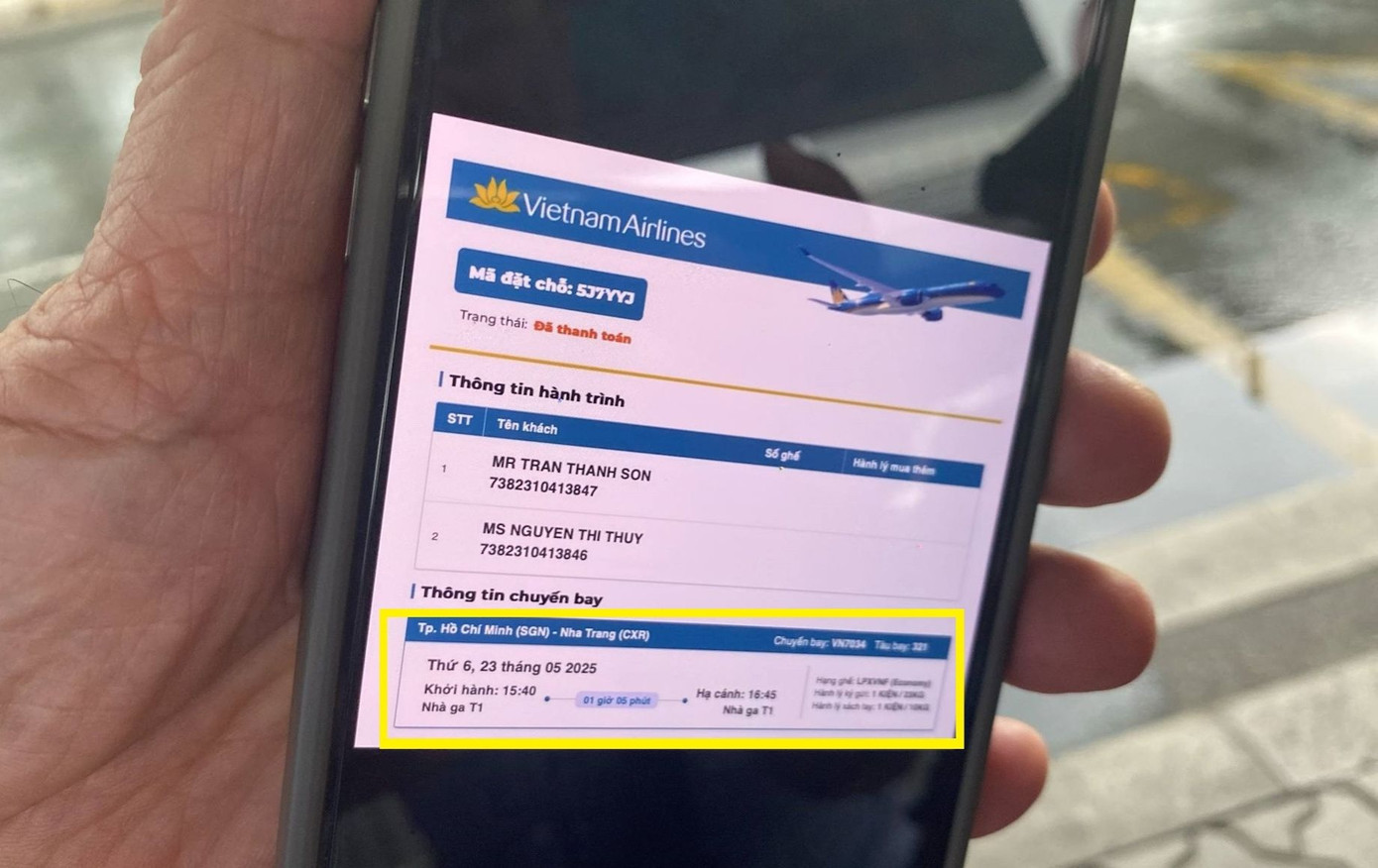 Vé máy bay hiển thị khởi hành ở ga T1, nhưng khi hành khách đến sân bay mới biết phải check-in tại ga T3. Ảnh: Tuấn Kiệt.