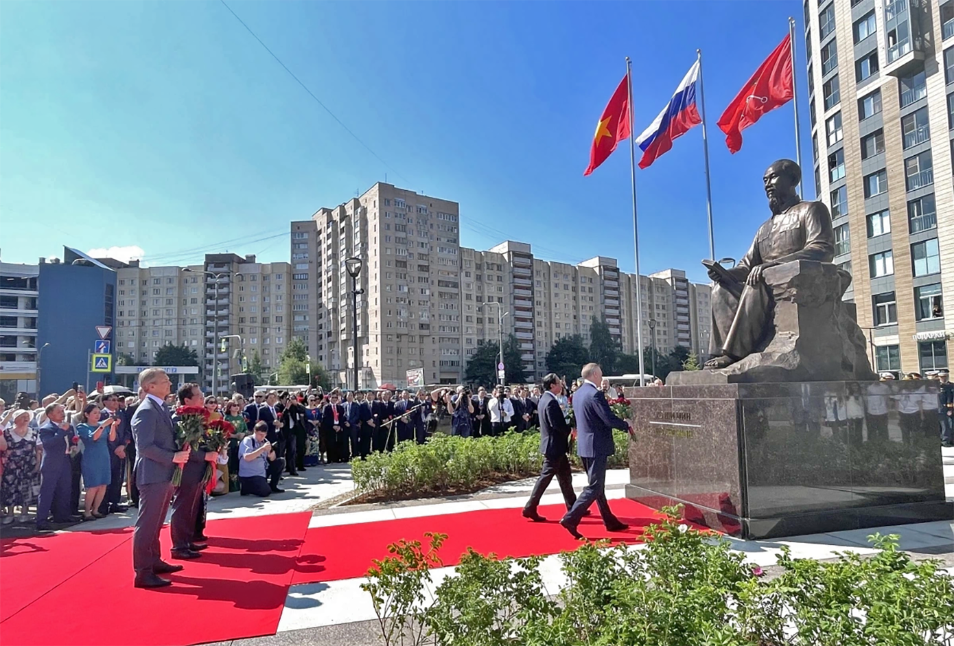 Theo Bộ Ngoại giao, tính đến cuối năm 2023, trên toàn thế giới có 76 địa danh, công trình in dấu Chủ tịch Hồ Chí Minh. Vào mỗi dịp sinh nhật Người, không chỉ các đại lộ, con đường mà tất cả những địa danh mang tên Chủ tịch Hồ Chí Minh đều thu hút hàng nghìn bà con kiều bào Việt Nam trên khắp thế giới và du khách nước ngoài đến viếng thăm. Ảnh: VOV (trái) và Vệ Giang.