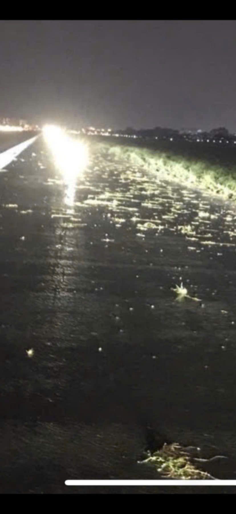 Đèn đường băng 25R tại Cảng HKQT Tân Sơn Nhất sau sự cố máy bay trượt ra ngoài gây hư hỏng. Ảnh: CTV.