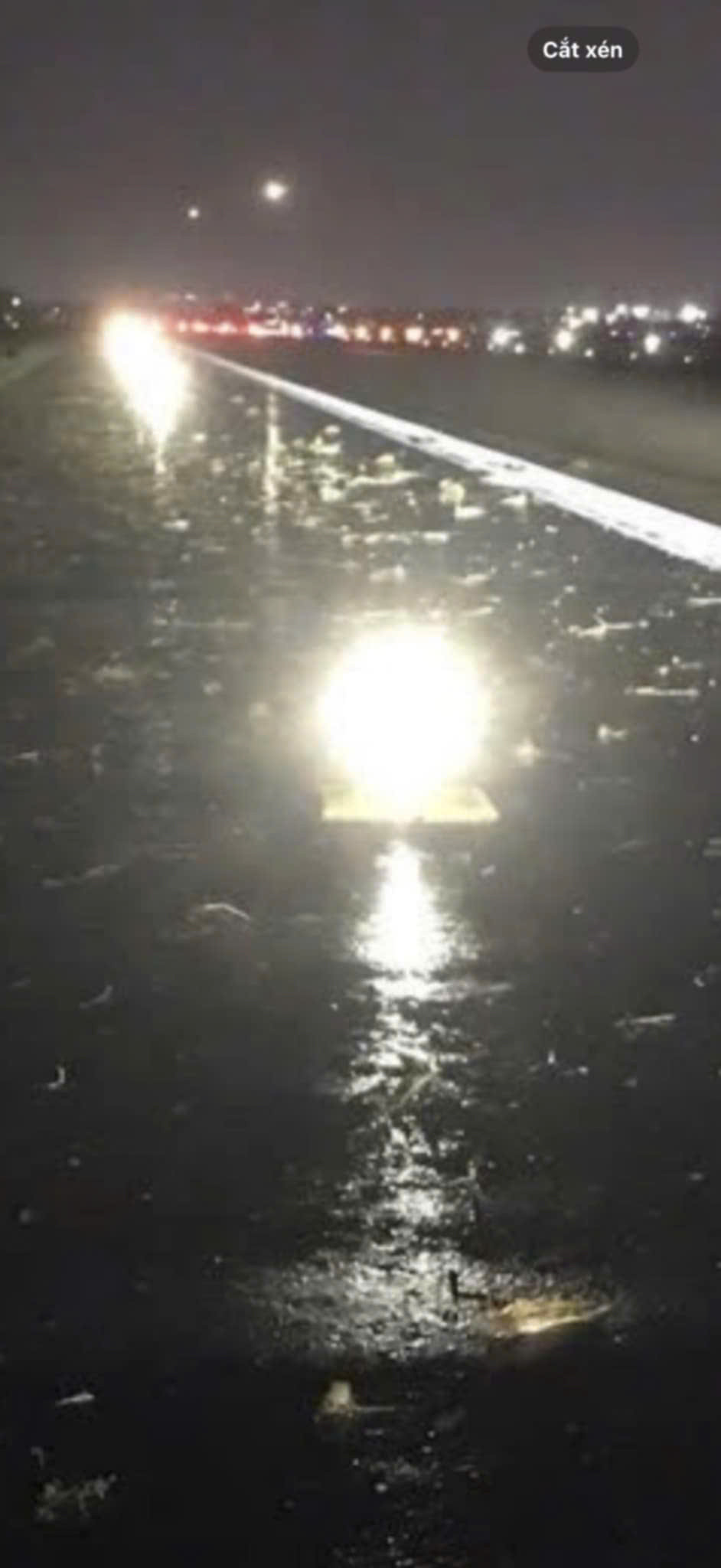 Đèn đường băng 25R tại Cảng HKQT Tân Sơn Nhất sau sự cố máy bay trượt ra ngoài gây hư hỏng. Ảnh: CTV.