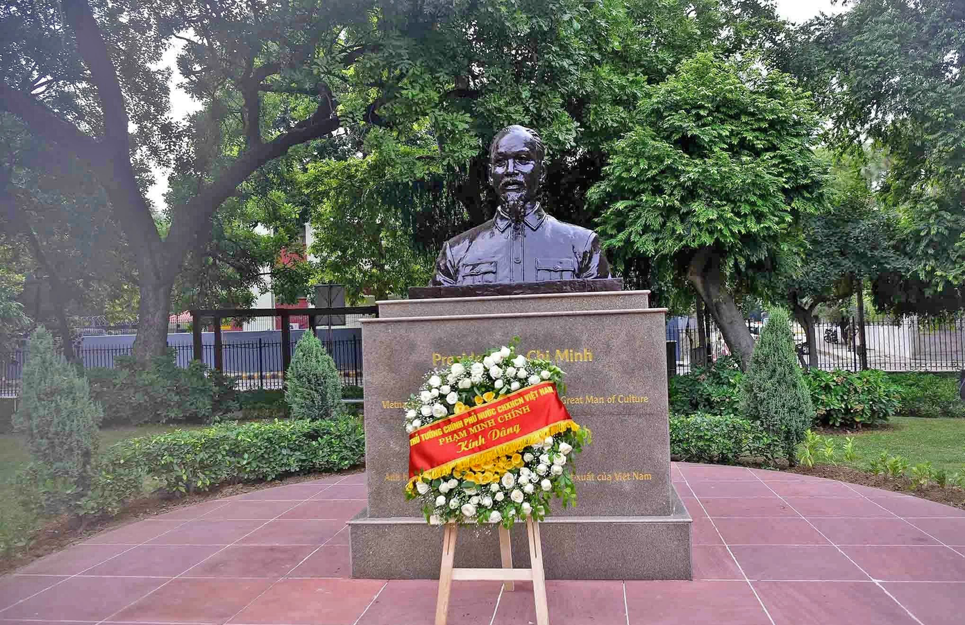 Tại Thủ đô New Delhi - Ấn Độ có đường mang tên Ho Chi Minh Marg, được khánh thành vào năm 1973 thu hút rất nhiều du khách đến viếng thăm. Ngoài ra, ở Ấn Độ còn có công viên Hồ Chí Minh, công viên Hòa bình Hồ Chí Minh được đặt ở nhiều bang khác. Ảnh: BQT.