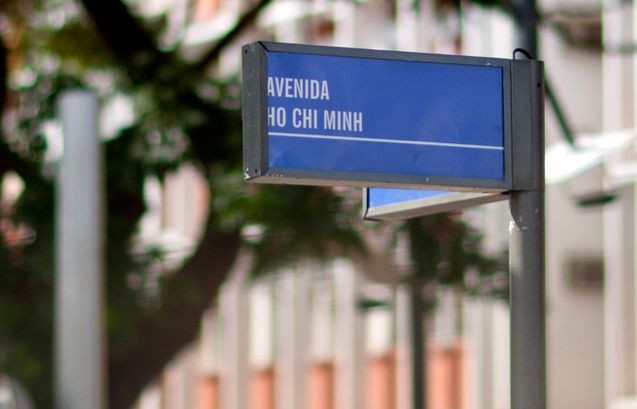 Để tưởng nhớ công lao của Chủ tịch Hồ Chí Minh đối với phong trào giải phóng dân tộc ở các nước thuộc địa, Angola đã đặt tên đại lộ to và đẹp nhất tại Thủ đô Luanda là Avenida Ho Chi Minh - đại lộ Hồ Chí Minh. Đại lộ Hồ Chí Minh nối liền với đường Cách mạng tháng 10, hướng ra sân bay Luanda. Tại điểm cuối cùng của đại lộ, du khách có thể ngắm toàn cảnh vịnh Luanda - một trong những vùng biển đẹp nhất ở châu Phi. Ảnh: Urbannext.