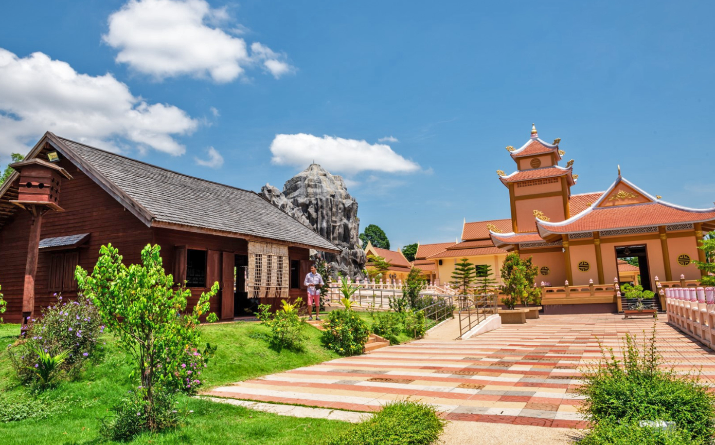 Trong hình là khu tưởng niệm Chủ tịch Hồ Chí Minh tại làng Nachok (Bản Mạy), tỉnh Nakhon Phanom - Thái Lan. Khu di tích lịch sử này được khánh thành vào dịp kỷ niệm 126 năm ngày sinh Người - 19/5/2016. Ảnh: Amazing Thailand.