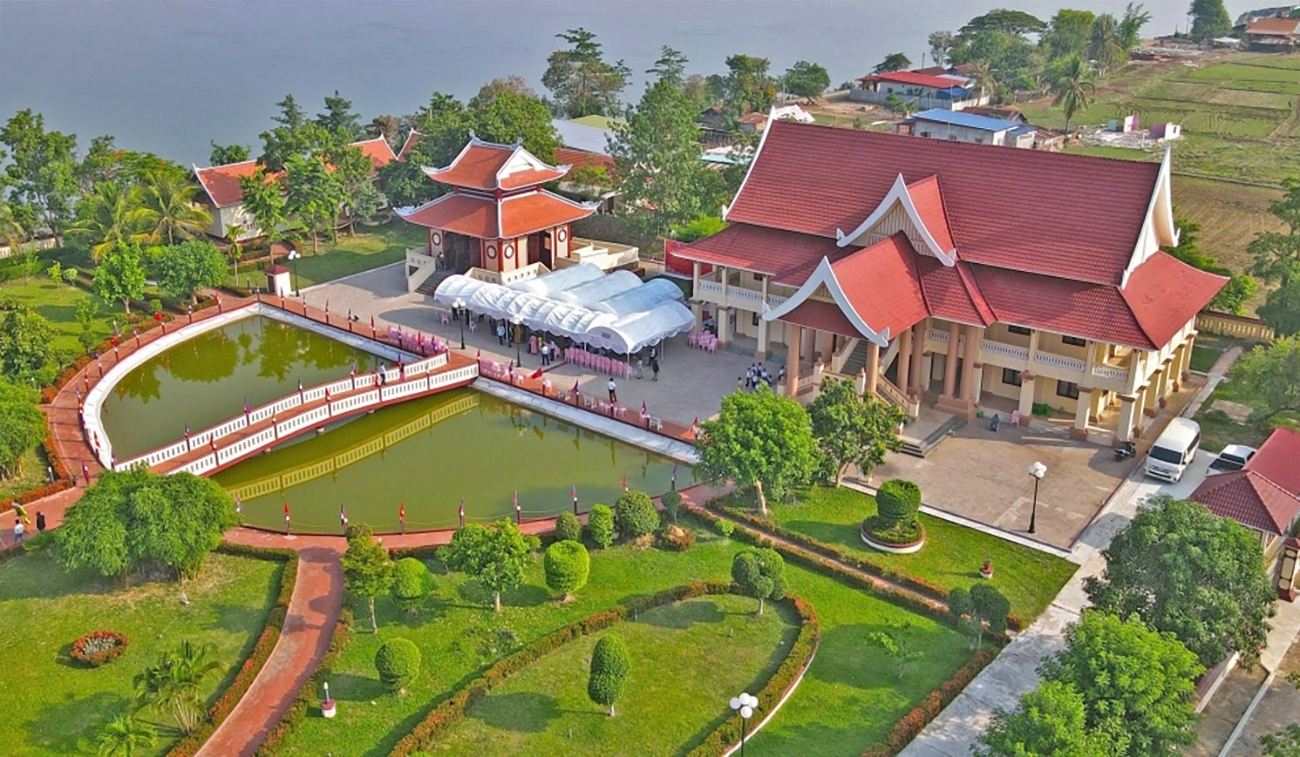 Khu lưu niệm Chủ tịch Hồ Chí Minh tại bản Xiềng Vang, xã Xiềng Mương, huyện Noong Bốc, tỉnh Khamuane - Lào. Công trình rộng khoảng 1,6 ha, hoàn thành vào năm 2012, được xây dựng theo thiết kế và bản vẽ của Việt Nam. Ảnh: VOV.