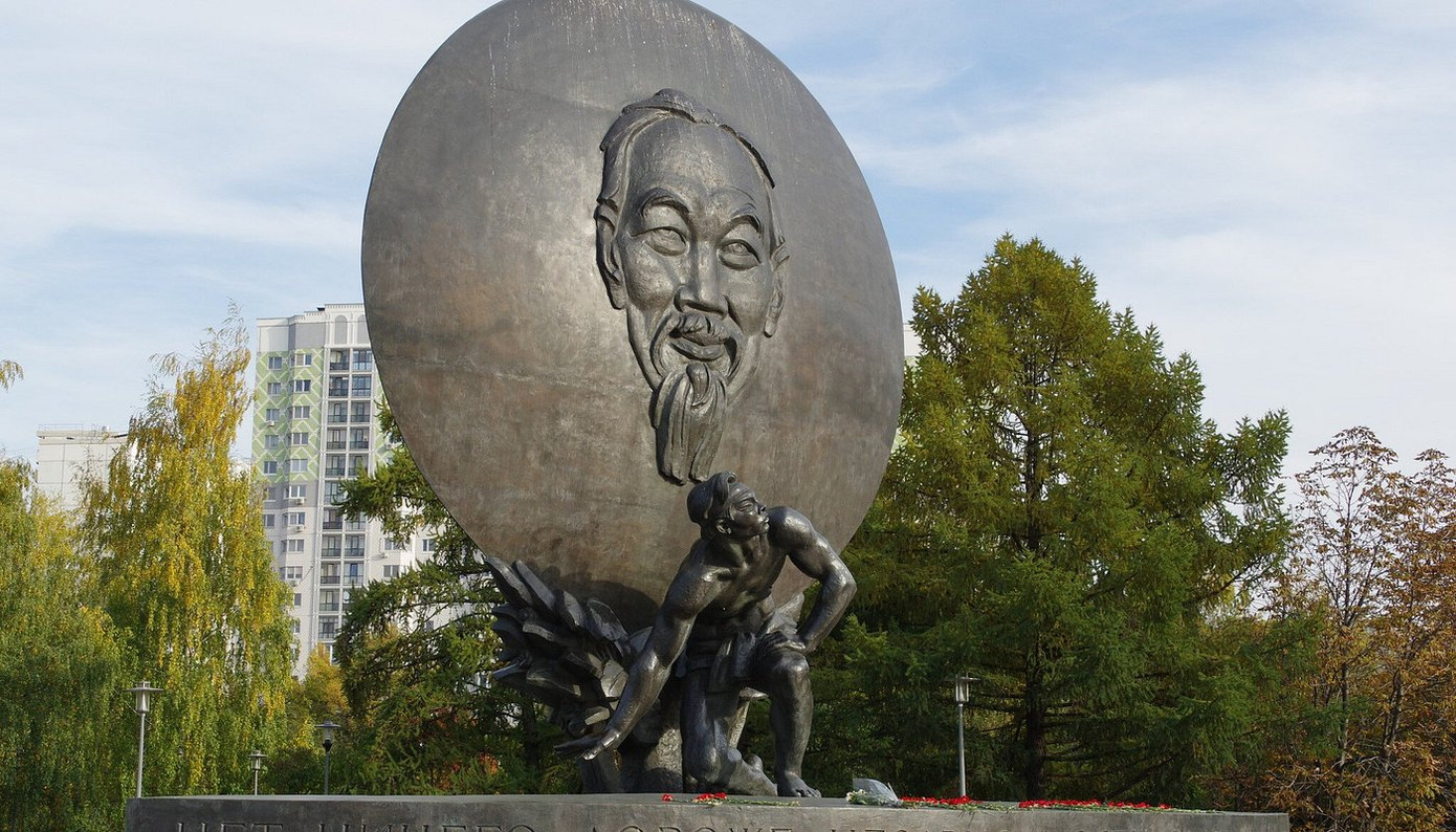 Tượng đài Chủ tịch Hồ Chí Minh được khánh thành ngày 18/5/1990 ở Thủ đô Moscow của nước Nga, nhân kỷ niệm 100 năm ngày sinh của Người. Tượng đài khắc họa chân dung Chủ tịch Hồ Chí Minh đang mỉm cười, cùng hình tượng chàng trai Việt Nam ở tư thế chuẩn bị bật dậy. Phía dưới tượng đài có ghi dòng chữ "Không có gì quý hơn độc lập tự do". Ảnh: Tripadvisor.