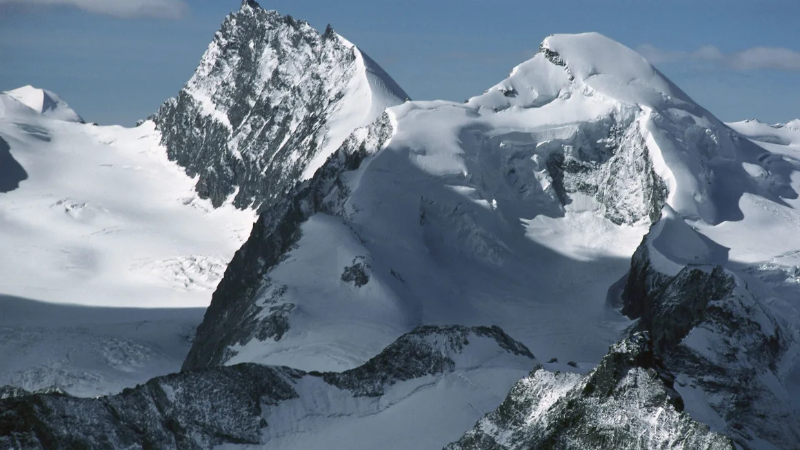 Thi thể của 5 du khách trượt tuyết được phát hiện trên sông băng, gần ngọn núi Rimpfischhorn của Thụy Sỹ. Ảnh: CNN.