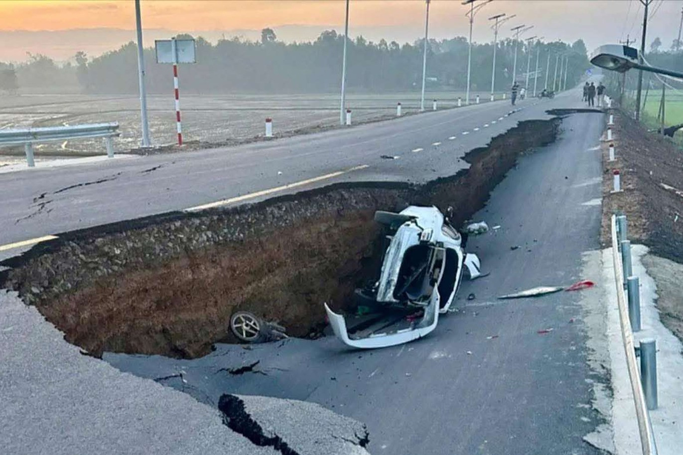 Hiện trường vụ sụt lún cầu Hoà Bình. Ảnh: T.H.