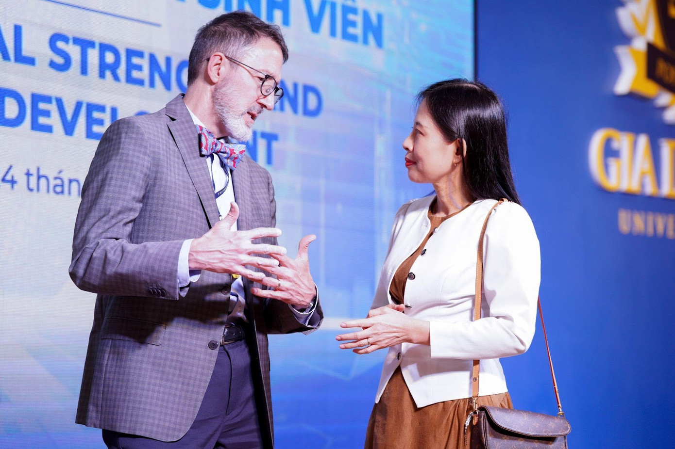 Ảnh: Hội thảo “Phẩm cách, Sức mạnh tâm lý và Sự phát triển toàn diện của sinh viên” tập trung giải quyết những vướng mắc về tâm lý của thế hệ trẻ, đặc biệt là sinh viên.