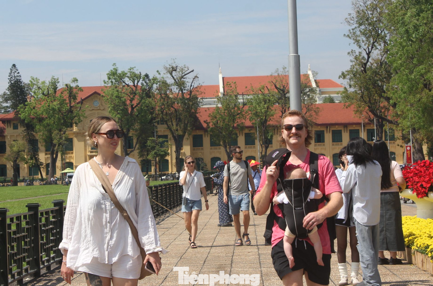 Trong 4 tháng đầu năm, khách quốc tế đến Việt Nam đạt gần 7,7 triệu lượt người. Ảnh: Lộc Liên.