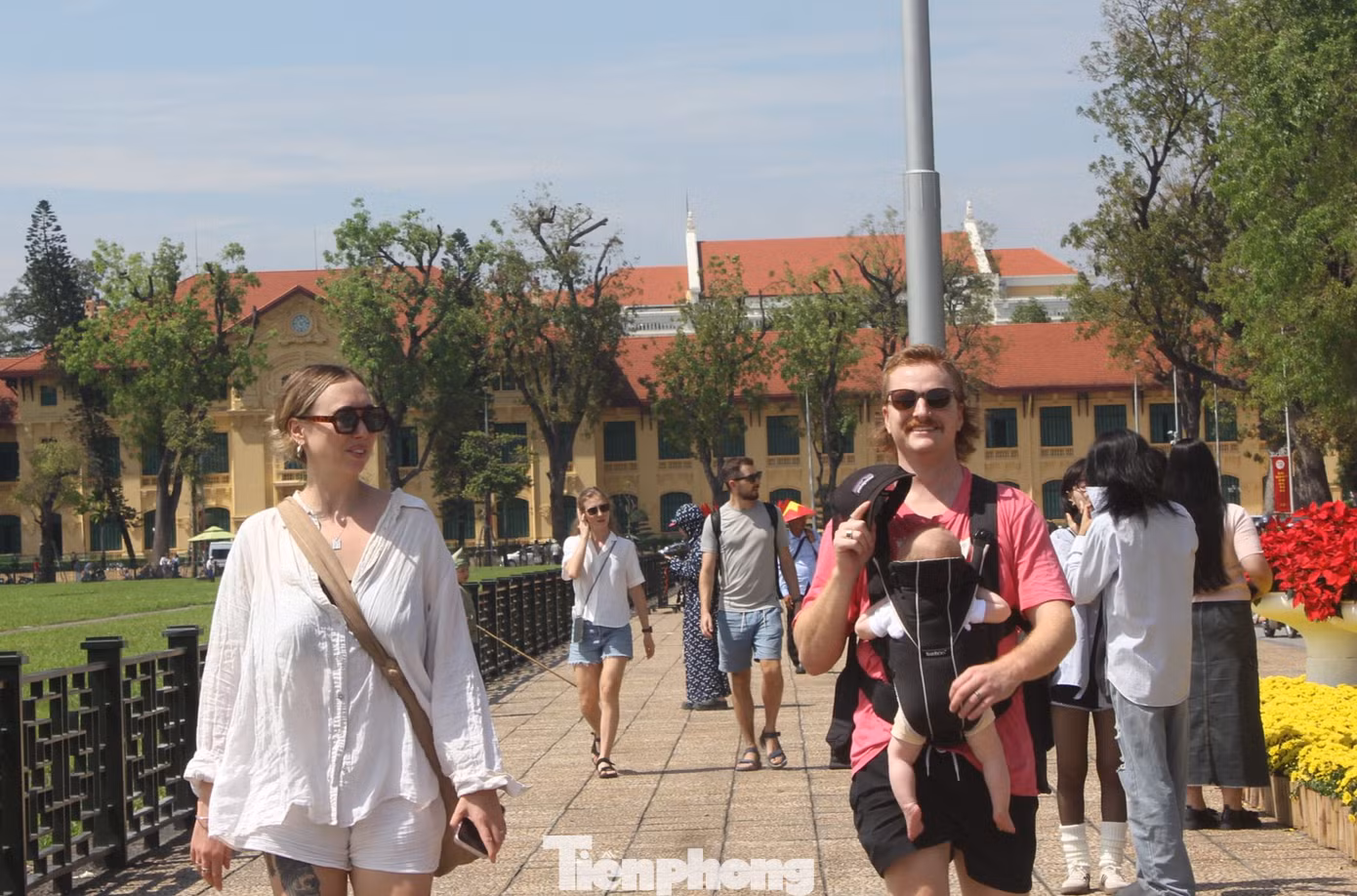 Trong 4 tháng đầu năm, khách quốc tế đến Việt Nam đạt gần 7,7 triệu lượt người. Ảnh: Lộc Liên. Trong 4 tháng đầu năm, khách quốc tế đến Việt Nam đạt gần 7,7 triệu lượt người. Ảnh: Lộc Liên.