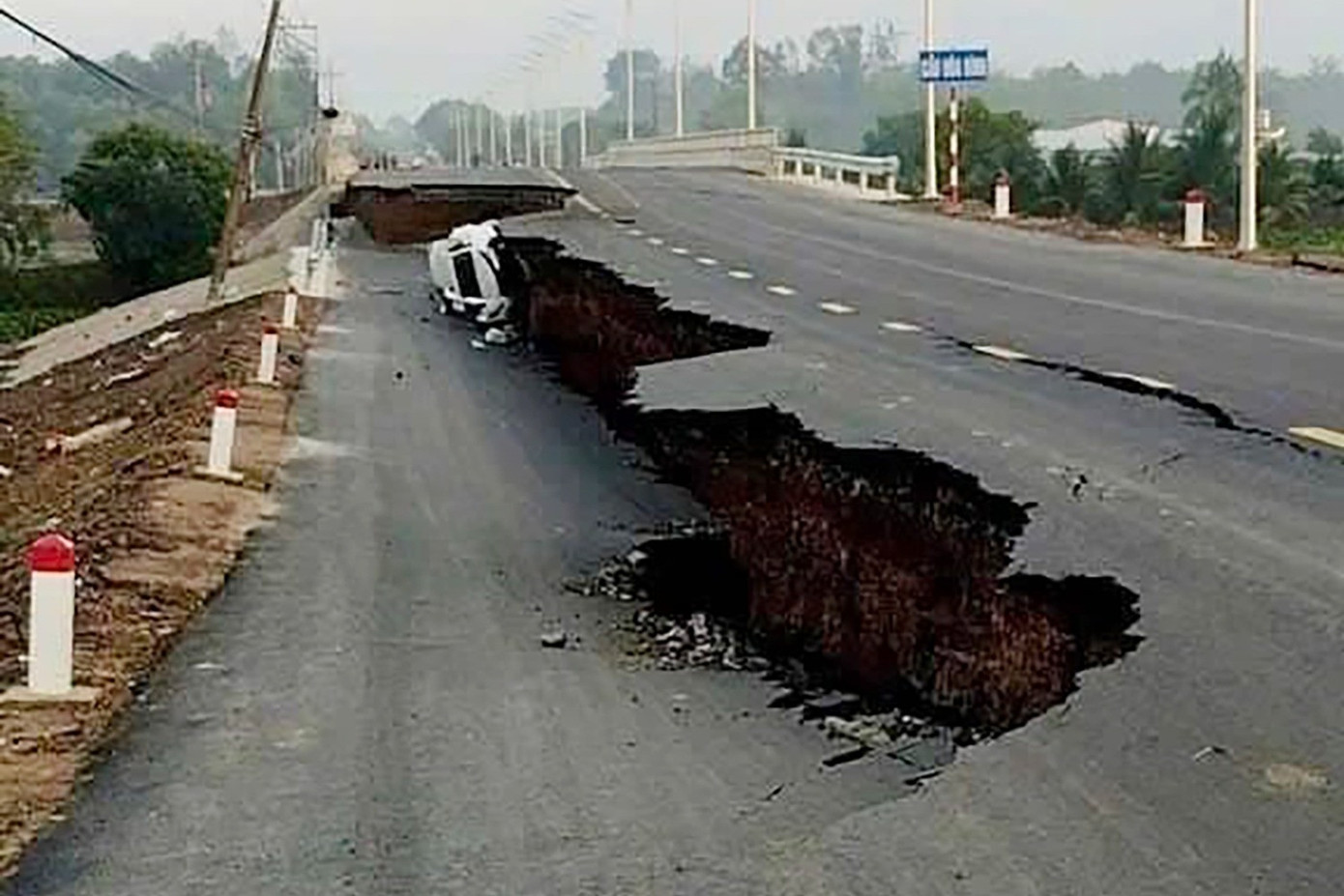 Hiện trường vụ sụt lún cầu Hoà Bình. Ảnh: T.H.