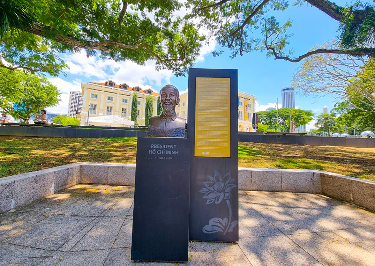 Theo Bộ Ngoại giao, tính đến cuối năm 2023, trên toàn thế giới có 76 địa danh, công trình in dấu Chủ tịch Hồ Chí Minh. Vào mỗi dịp sinh nhật Người, không chỉ các đại lộ, con đường mà tất cả những địa danh mang tên Chủ tịch Hồ Chí Minh đều thu hút hàng nghìn bà con kiều bào Việt Nam trên khắp thế giới và du khách nước ngoài đến viếng thăm. Ảnh: VOV (trái) và Vệ Giang.