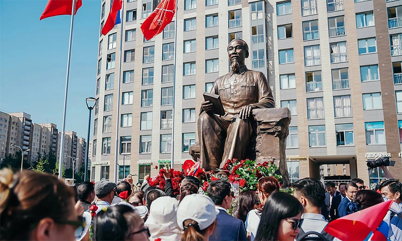 Tháng 7/2023, chính quyền St. Petersburg, Nga khánh thành tượng đài kỷ niệm 100 năm ngày Chủ tịch Hồ Chí Minh tới thành phố. Tượng đài được làm bằng đồng, cao 3m, tái hiện hình ảnh Chủ tịch Hồ Chí Minh đang cầm sách. Ảnh: Telegram/Alexander Beglov.