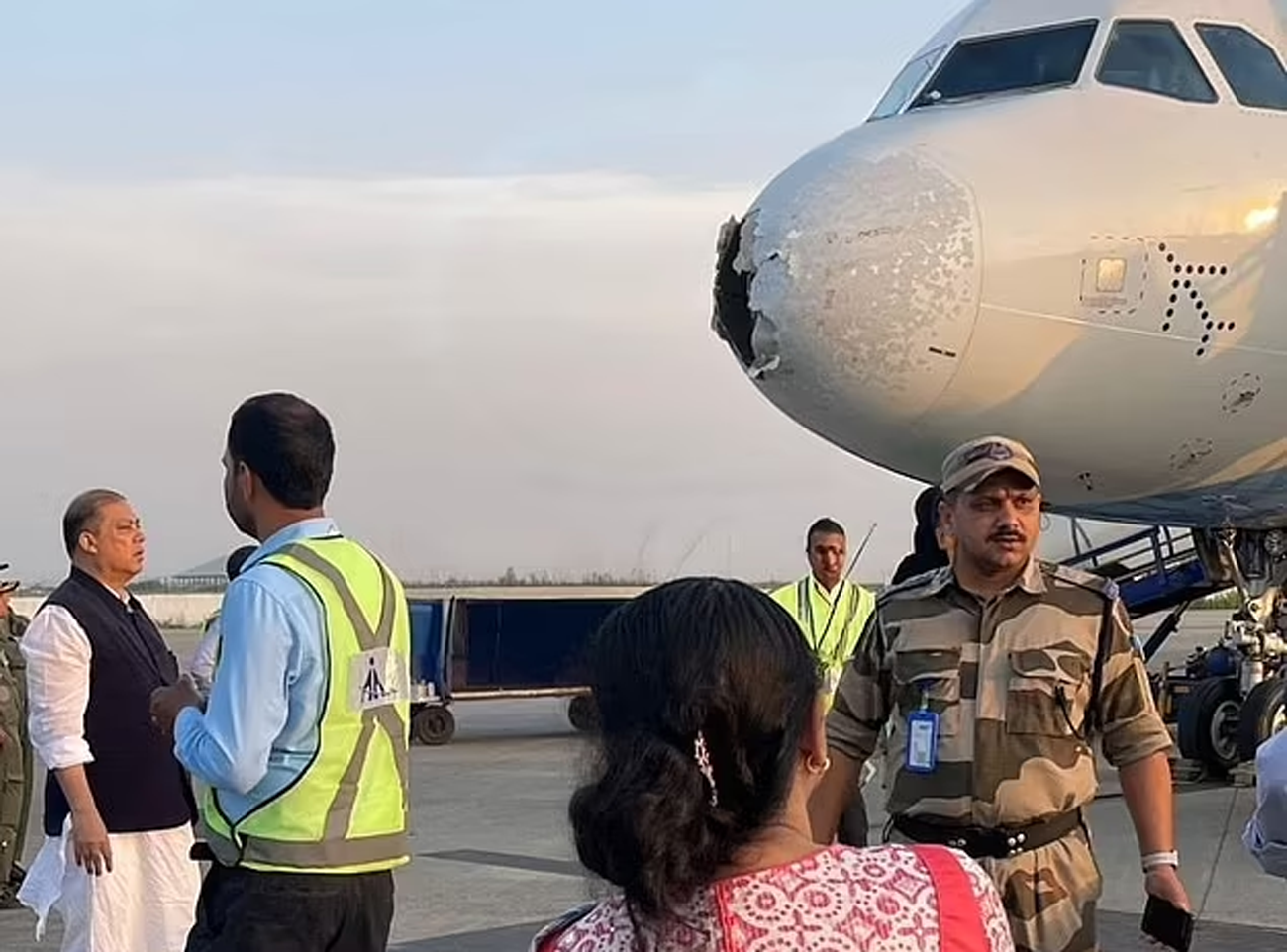 Sự cố gặp mưa đá và va chạm với chim của máy bay IndiGo nêu bật những thách thức trong việc khai thác các chuyến bay ở khu vực thay đổi thời tiết đột ngột. Ảnh: TIM. Sự cố gặp mưa đá và va chạm với chim của máy bay IndiGo nêu bật những thách thức trong việc khai thác các chuyến bay ở khu vực thay đổi thời tiết đột ngột. Ảnh: TIM.