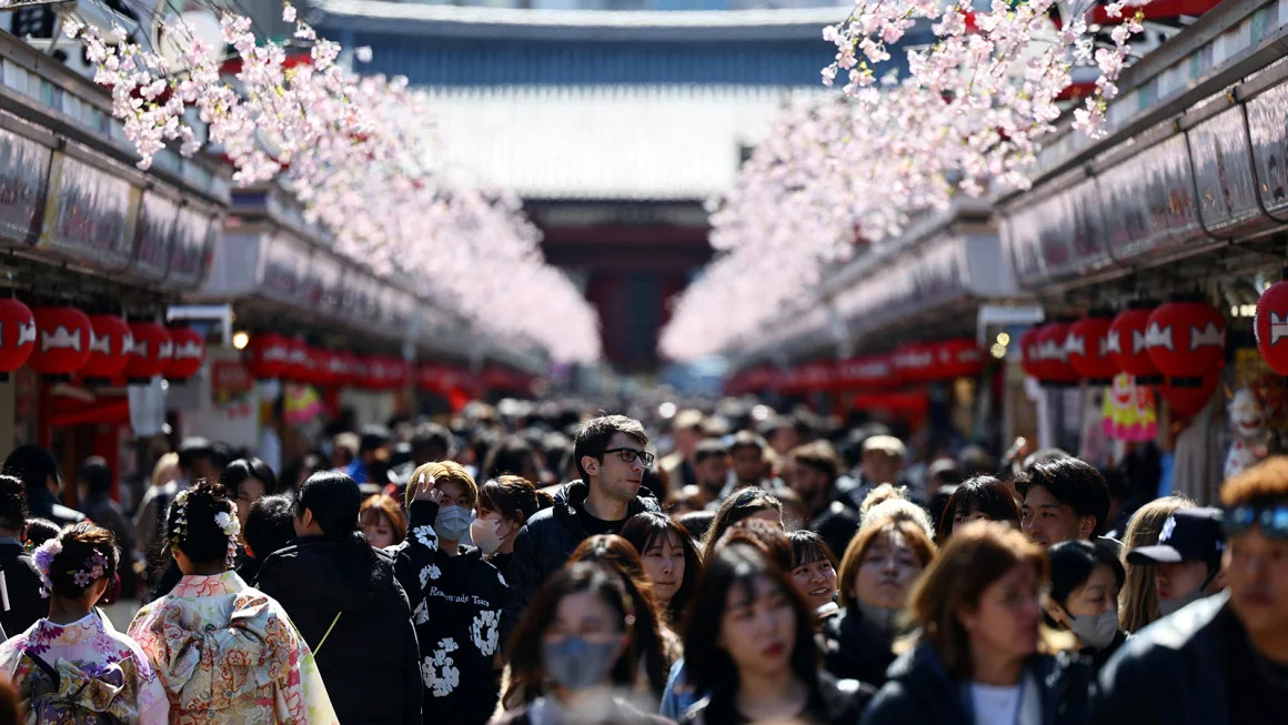 Khách du lịch liên tục hủy chuyến đến Nhật Bản vì lời dự đoán về thảm họa trong tháng 7 từ cuốn truyện tranh của Tatsuki. Ảnh: CNN. Khách du lịch liên tục hủy chuyến đến Nhật Bản vì lời dự đoán về thảm họa trong tháng 7 từ cuốn truyện tranh của Tatsuki. Ảnh: CNN.