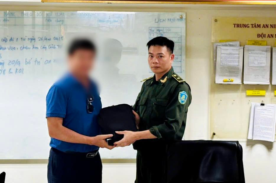 Anh V.V.T. nhận lại túi xách chứa gần trăm triệu đồng bị bỏ quên tại Cảng HKQT Nội Bài chiều 2/5. Ảnh: NIA. Anh V.V.T. nhận lại túi xách chứa gần trăm triệu đồng bị bỏ quên tại Cảng HKQT Nội Bài chiều 2/5. Ảnh: NIA.