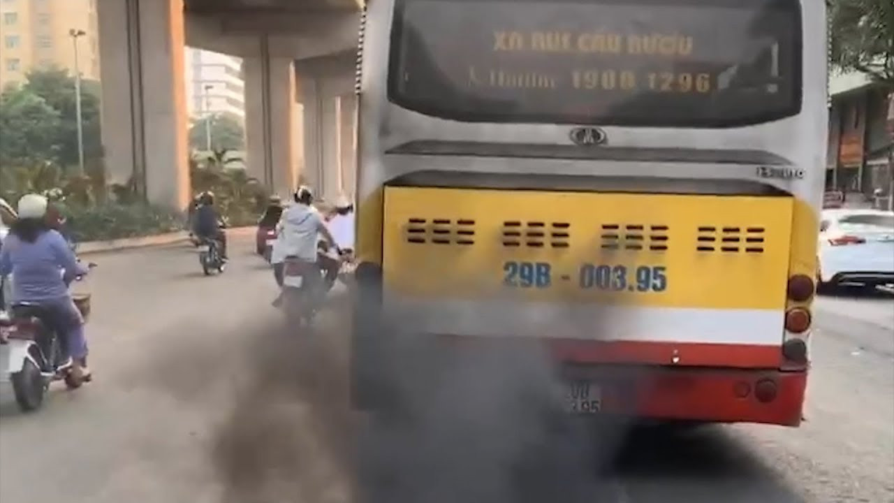 Hầu hết các xe buýt nội đô đang hoạt động ở Việt Nam đều là xe chạy dầu diesel, ngoại trừ một số xe buýt xanh thí điểm ở Hà Nội và TPHCM. Ảnh: Chụp màn hình.