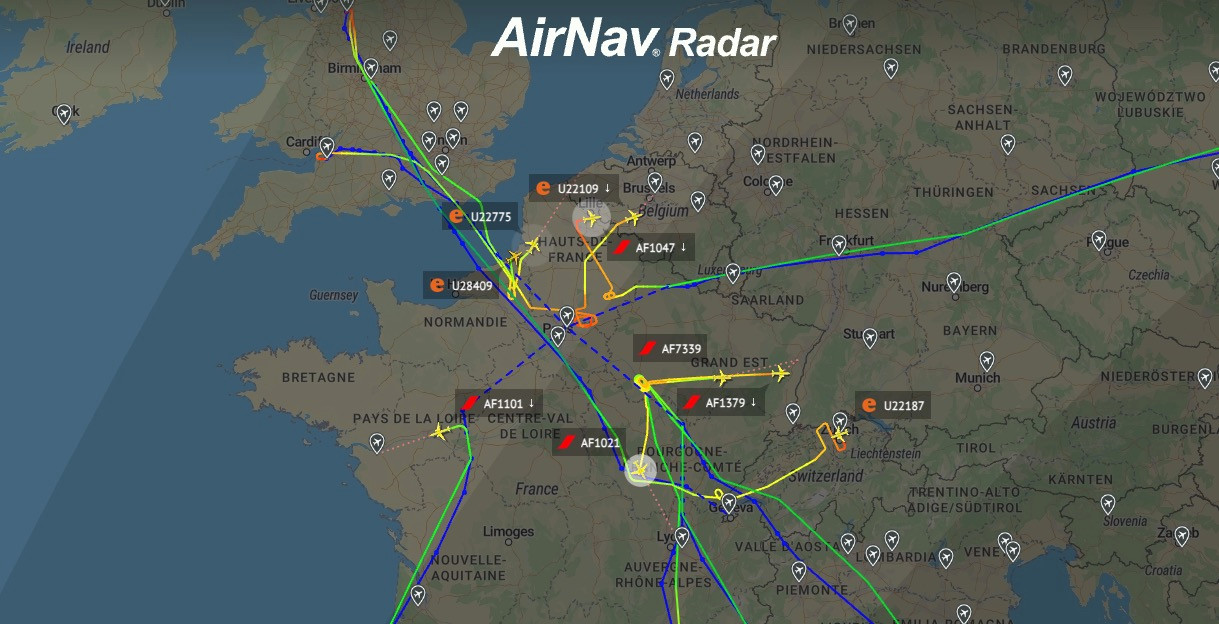 Các chuyến bay đến sân bay Charles de Gaulle của Pháp phải đồng loạt chuyển hướng vì không thể hạ cánh do dông bão. Ảnh: Airnav.