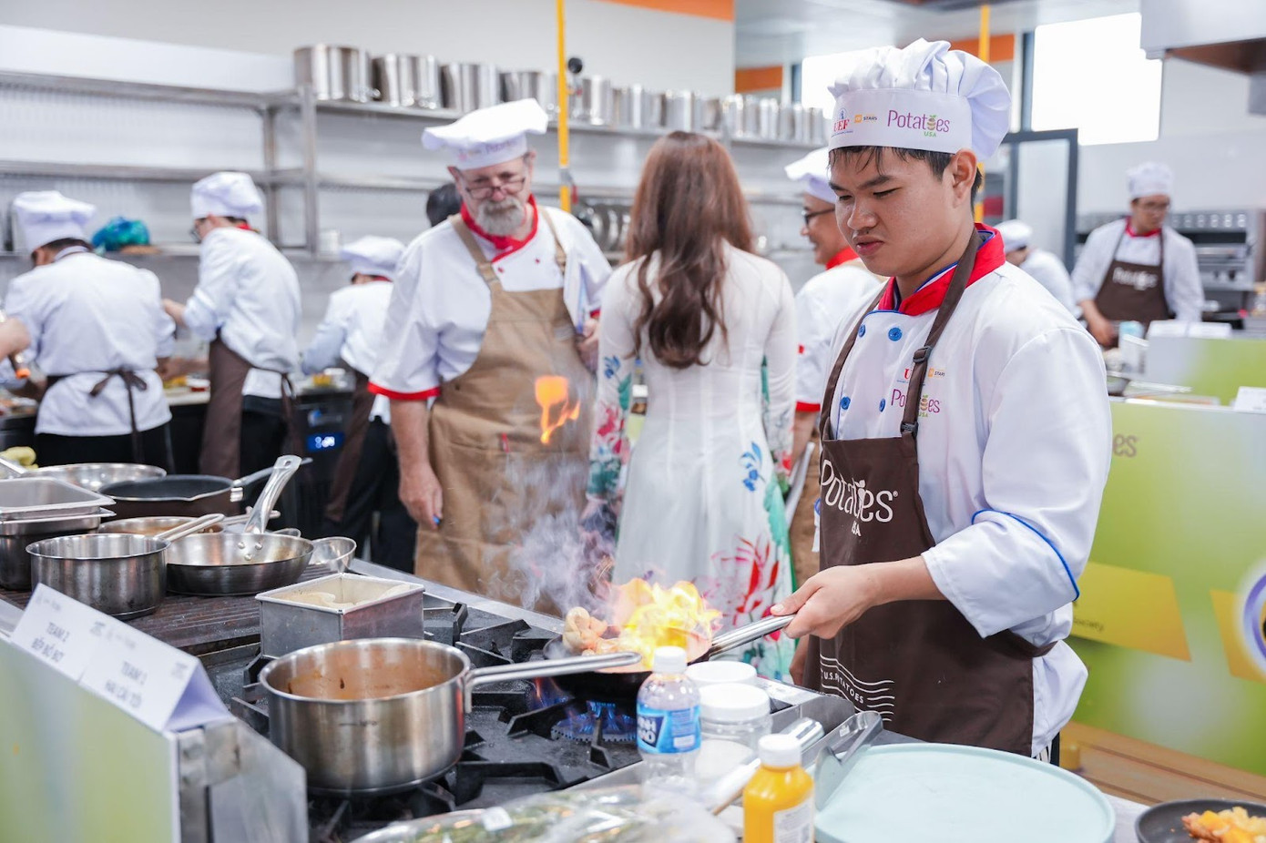 Sinh viên trổ tài vào bếp, sáng tạo nhiều món ăn từ khoai tây Mỹ.