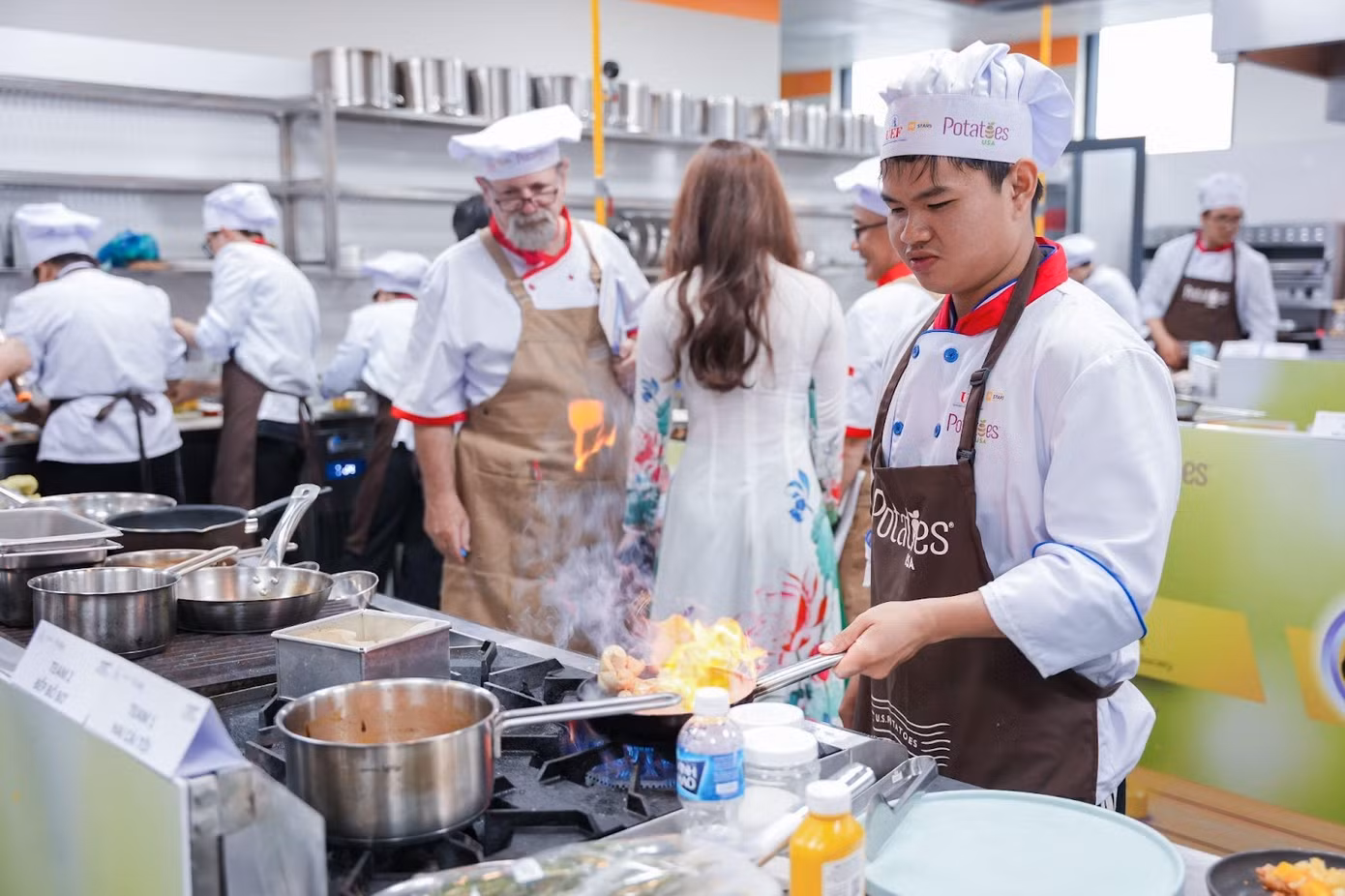 Sinh viên trổ tài vào bếp, sáng tạo nhiều món ăn từ khoai tây Mỹ.