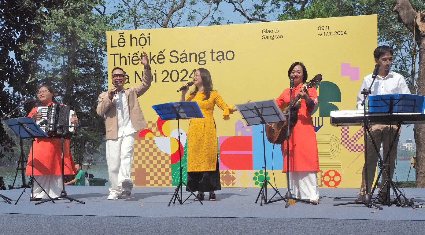 Các thành viên nhóm DragonPlus (từ trái sang) Diệu Ánh, Khôi Minh, Như Anh, Phương Mai và Việt Long. Ảnh: Trần Nam.