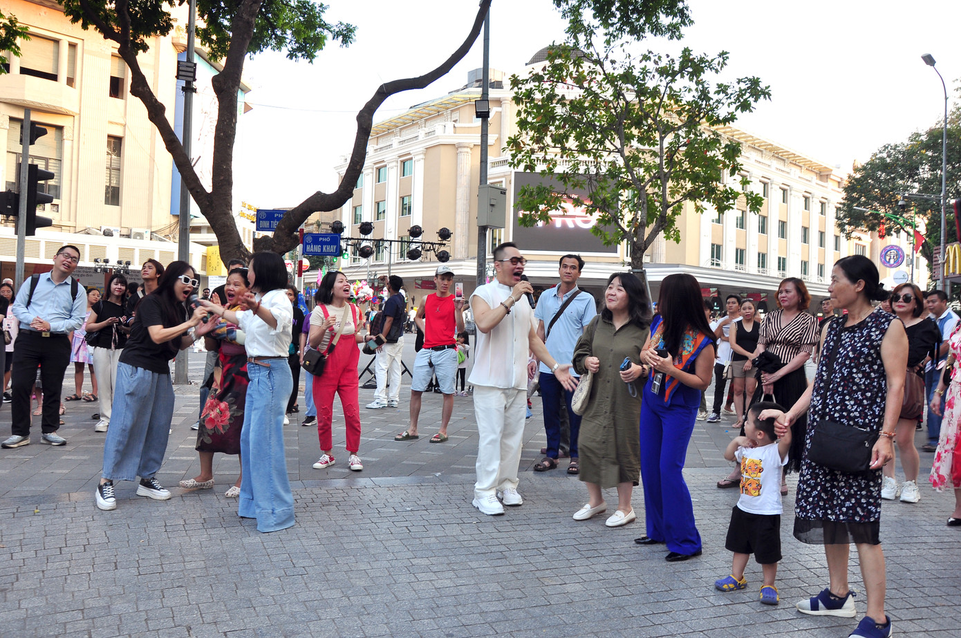 Nghệ sĩ và khán giả không còn khoảng cách trong buổi diễn cuối của Lễ hội Thiết kế Sáng tạo Hà Nội 2024. Ảnh: Lê Hải.