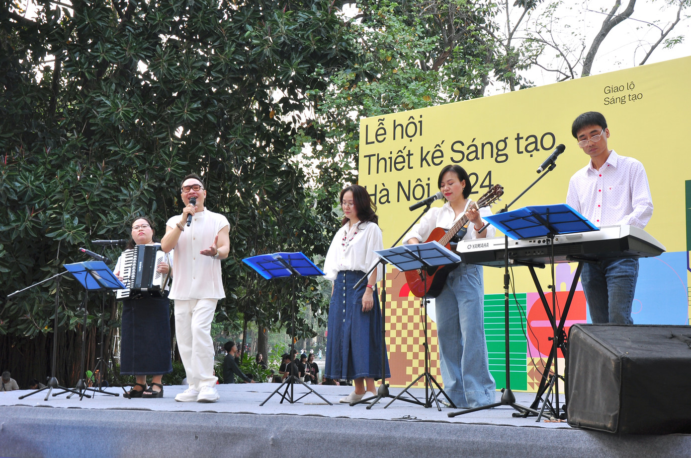 DragonPlus chọn loạt ca khúc thể hiện dòng chảy lịch sử văn hóa của Thủ đô gửi tới khán giả của Lễ hội Thiết kế Sáng tạo lần này. Ảnh: Lê Hải.