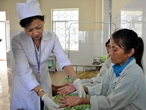 Bác sĩ kiểm tra hai bệnh nhân nghi mắc 