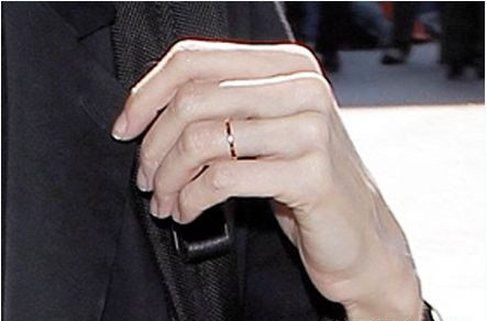 Chiếc nhẫn vàng được cho là nhẫn cưới của Jolie-Pitt mặc dù họ chưa tổ chức hôn lễ. Chiếc nhẫn vàng được cho là nhẫn cưới của Jolie-Pitt mặc dù họ chưa tổ chức hôn lễ