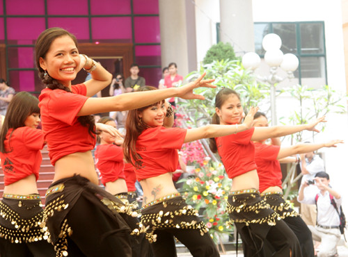 Cùng nhau thể hiện vũ đạo của múa bụng