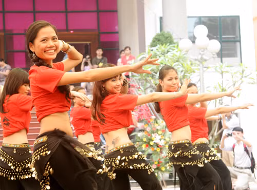 Cùng nhau thể hiện vũ đạo của múa bụng