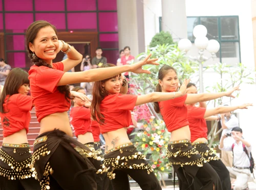 Cùng nhau thể hiện vũ đạo của múa bụng