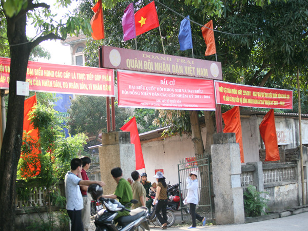 Cờ, hoa rực rỡ tại điểm bỏ phiếu phường Vân Giang