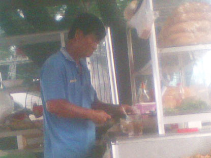 Ngoài giữ nhà vệ sinh, Mười Ngón phụ vợ con bán bánh mỳ