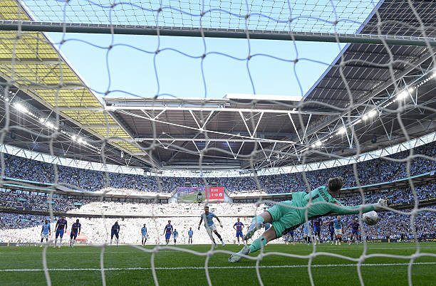 Henderson xuất sắc cản phá thành công quả penalty của Marmoush từ chấm 11m.