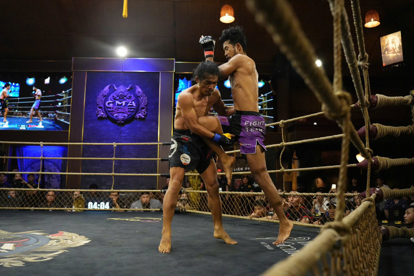 Trần Minh Nhựt đánh bại Trần Trọng Kim bằng đòn rear-naked choke.