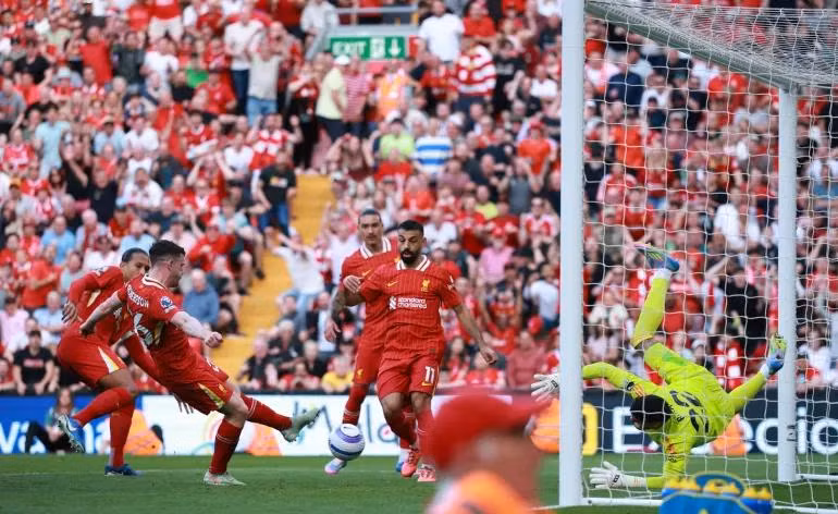 Liverpool và Arsenal bất phân thắng bại ảnh 36