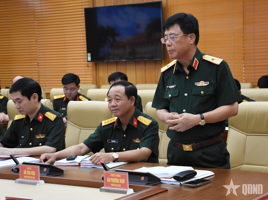 Thiếu tướng An Phương Nam (người bàn giao) phát biểu tại hội nghị.