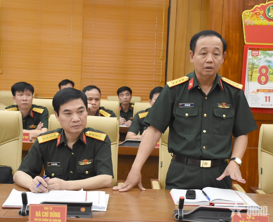 Đại tá Đỗ Văn Hậu (người nhận bàn giao) phát biểu tại hội nghị.